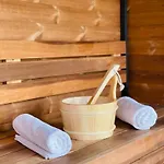 Voeroesko -elnoeki Szauna Es Jakuzzi Hasznalattal 3*