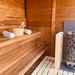 Voeroesko -elnoeki Szauna Es Jakuzzi Hasznalattal Balatonalmádi