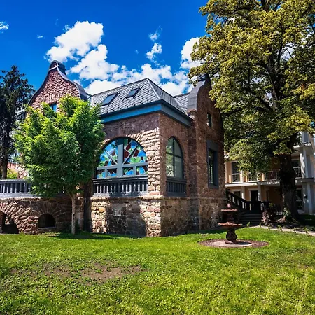 Voeroesko -elnoeki Szauna Es Jakuzzi Hasznalattal 3*