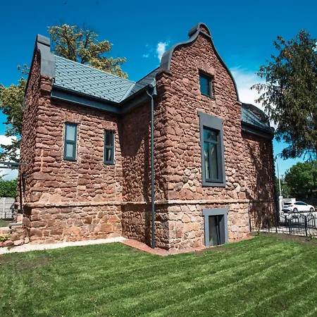 招待所 Voeroesko -elnoeki Szauna Es Jakuzzi Hasznalattal 3*