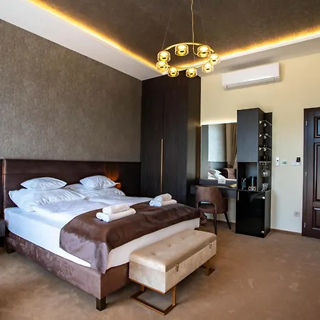Voeroesko -elnoeki Szauna Es Jakuzzi Hasznalattal