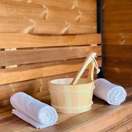 Voeroesko -elnoeki Szauna Es Jakuzzi Hasznalattal 3*