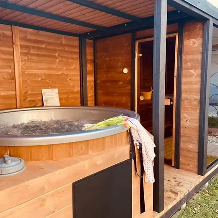 Voeroesko -elnoeki Szauna Es Jakuzzi Hasznalattal Balatonalmádi