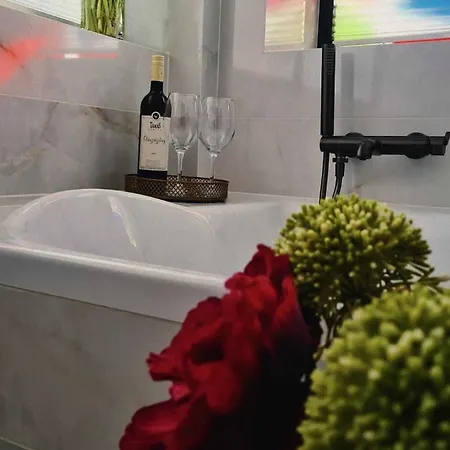 招待所 Voeroesko -elnoeki Szauna Es Jakuzzi Hasznalattal 巴拉顿诺尔马迪