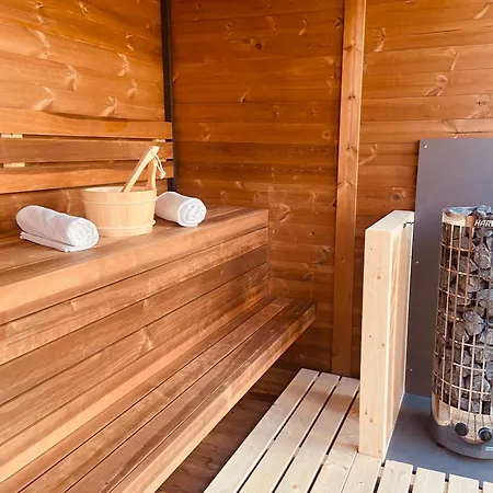 Voeroesko -elnoeki Szauna Es Jakuzzi Hasznalattal Balatonalmádi