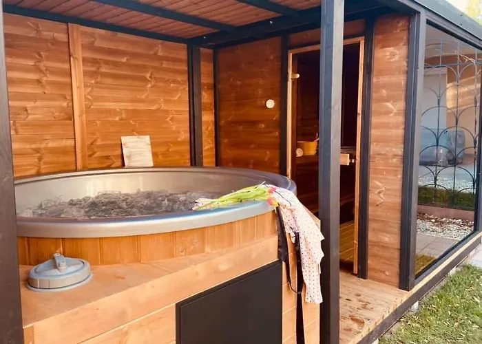Voeroesko -elnoeki Szauna Es Jakuzzi Hasznalattal Balatonalmádi
