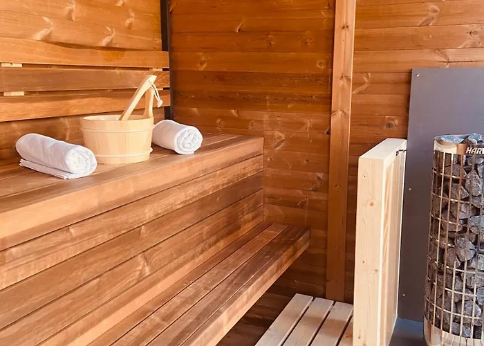 Voeroesko -elnoeki Szauna Es Jakuzzi Hasznalattal Balatonalmádi